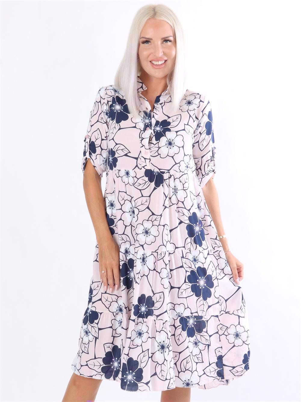 Darcy - Armégrön klänning med blomstermotiv i lagerform